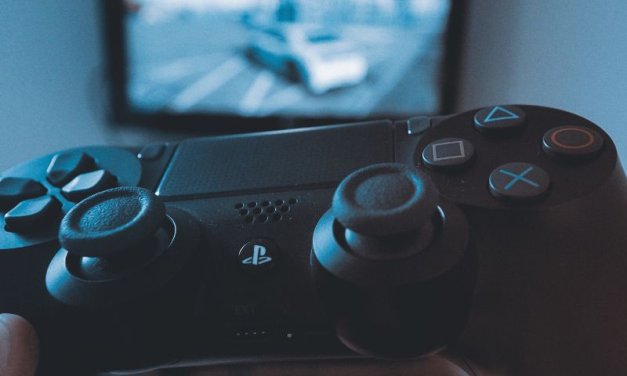 Jak podłączyć PS4 do monitora i głośników? [Poradnik PlayStation 4]