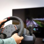 Kierownica z paskiem czy direct drive do konsoli – różnice, test i praktyczny wybór