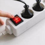 Listwa przeciwprzepięciowa czy UPS do konsoli – co lepiej chroni sprzęt?